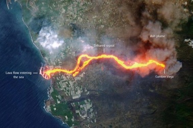 Hình ảnh núi lửa phun trào sáng rõ nhìn từ bên ngoài Trái đất