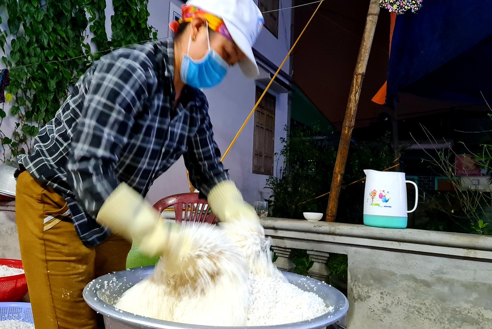 Ghi ở làng bánh chưng xanh thành Vinh thâu đêm phục vụ Tết - 1 Ghi ở làng bánh chưng xanh thành Vinh thâu đêm phục vụ Tết - 1