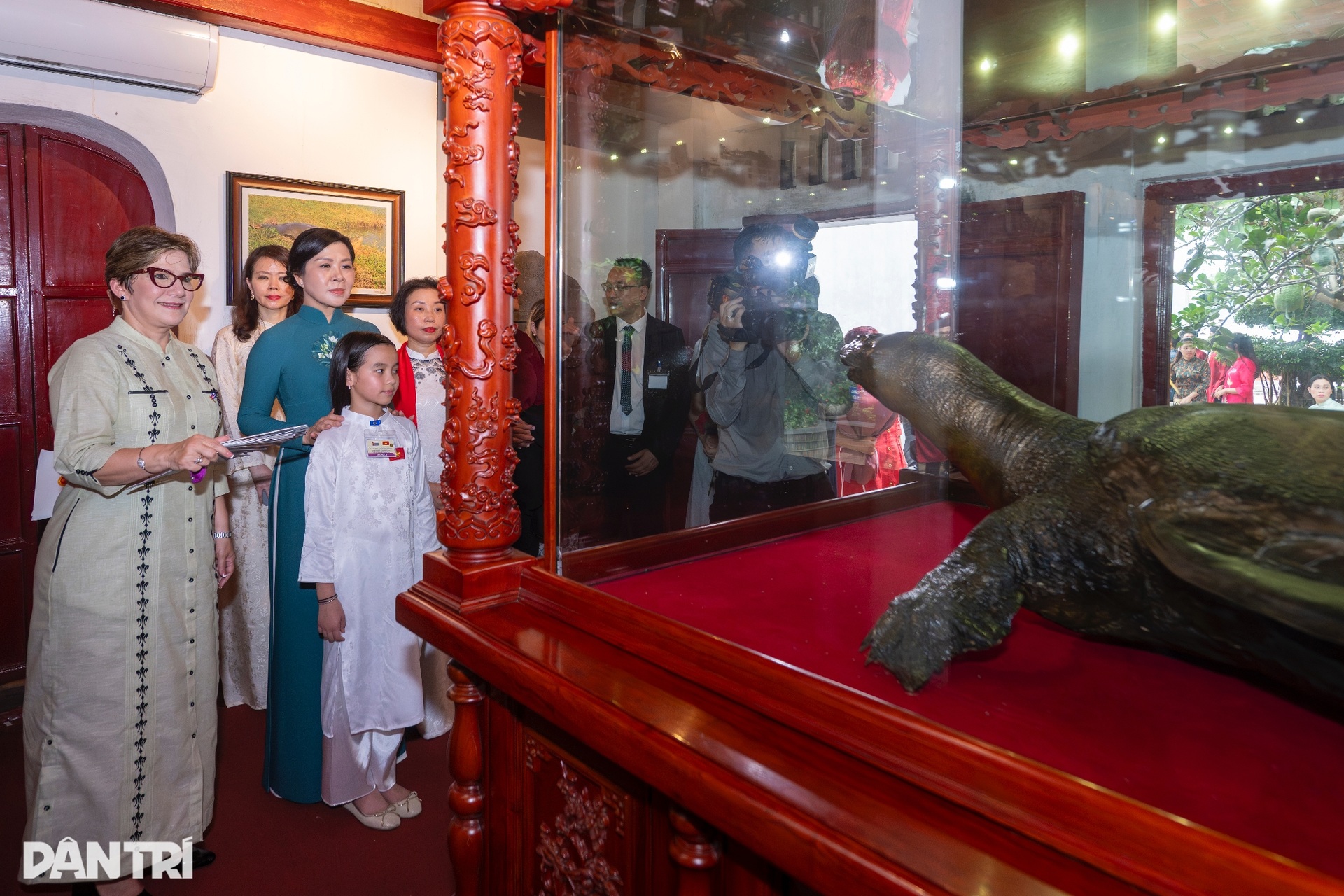 Phu nhân Ngô Phương Ly cùng phu nhân Chủ tịch Cuba xem múa rối nước - 16 Phu nhân Ngô Phương Ly cùng phu nhân Chủ tịch Cuba xem múa rối nước - 16
