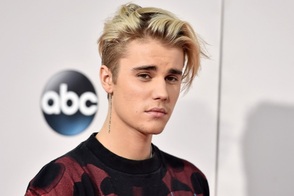 Justin Bieber vui vẻ ra ngoài ăn tối với vợ | Báo Dân trí