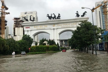 Hàng loạt khu biệt thự nhà giàu ở Hà Nội ngập sau mưa