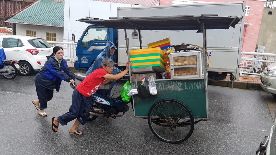 Người dân trú trên gác mái, cho lợn lên giường tránh lũ - 12 Người dân trú trên gác mái, cho lợn lên giường tránh lũ - 12