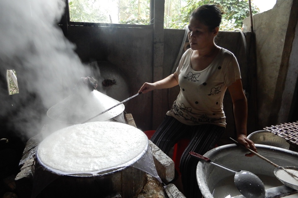 Làng bánh tráng Túy Loan: Dậy từ 2 giờ sáng tráng bánh phục vụ Tết - 3 Làng bánh tráng Túy Loan: Dậy từ 2 giờ sáng tráng bánh phục vụ Tết - 3