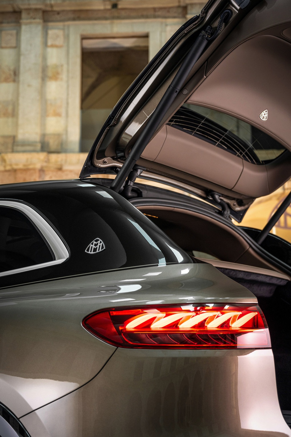 Mercedes-Maybach EQS 680 ra mắt, định nghĩa xe điện gầm cao hạng sang - 11 Mercedes-Maybach EQS 680 ra mắt, định nghĩa xe điện gầm cao hạng sang - 11