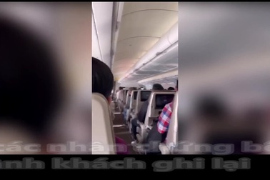 Máy bay rung lắc dữ dội vì lỗi động cơ khiến hành khách hoảng loạn