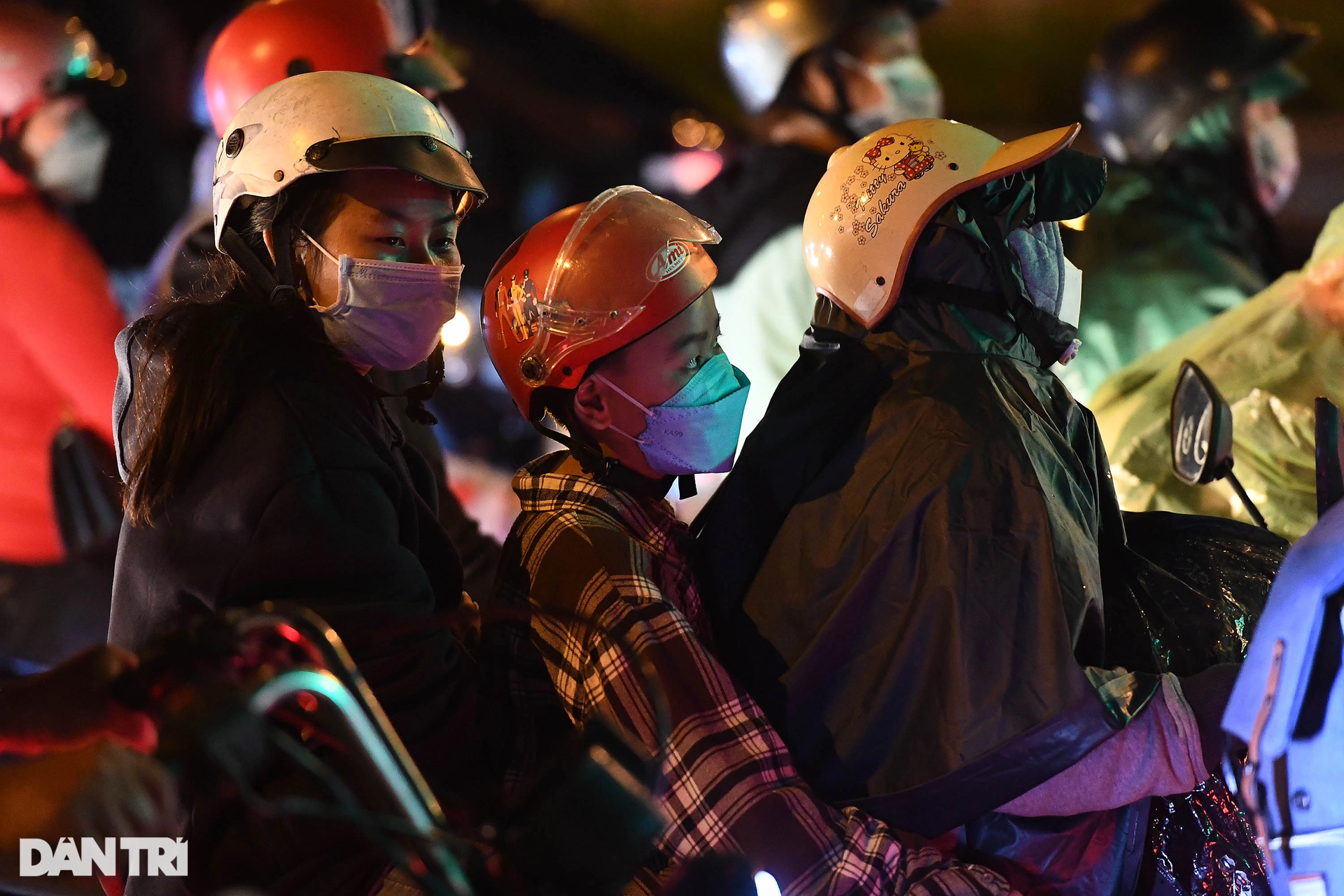 Người dân ùn ùn về quê nghỉ lễ, cửa ngõ phía Tây TPHCM kẹt cứng - 13 Người dân ùn ùn về quê nghỉ lễ, cửa ngõ phía Tây TPHCM kẹt cứng - 13