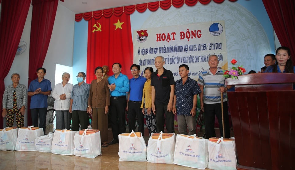 Đồng Tháp: Tặng 30 xe đạp cho học sinh nghèo - 1 Đồng Tháp: Tặng 30 xe đạp cho học sinh nghèo - 1