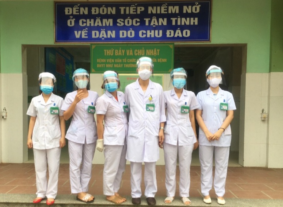 Thanh niên ngành y tế tự chế mặt nạ ngăn giọt bắn phòng, chống Covid-19 - 4 Thanh niên ngành y tế tự chế mặt nạ ngăn giọt bắn phòng, chống Covid-19 - 4