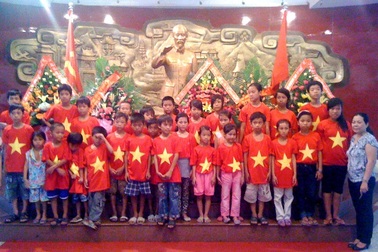 Đưa trẻ em vạn đò Huế đi tìm hiểu về Bác Hồ