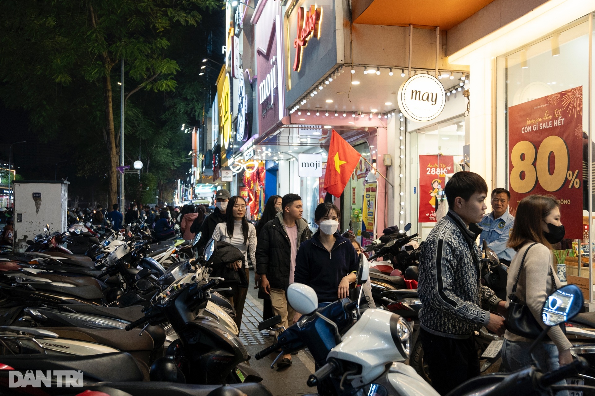 Đông kín khách mua sắm tới đêm muộn trên nhiều phố thời trang ở Hà Nội - 1 Đông kín khách mua sắm tới đêm muộn trên nhiều phố thời trang ở Hà Nội - 1