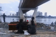 Điều tra nguyên nhân tử vong của người chồng bỏ xe trên cầu Thăng Long