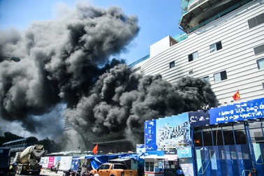 Cháy tại công trình trung tâm cao ốc, nhiều công nhân được sơ tán