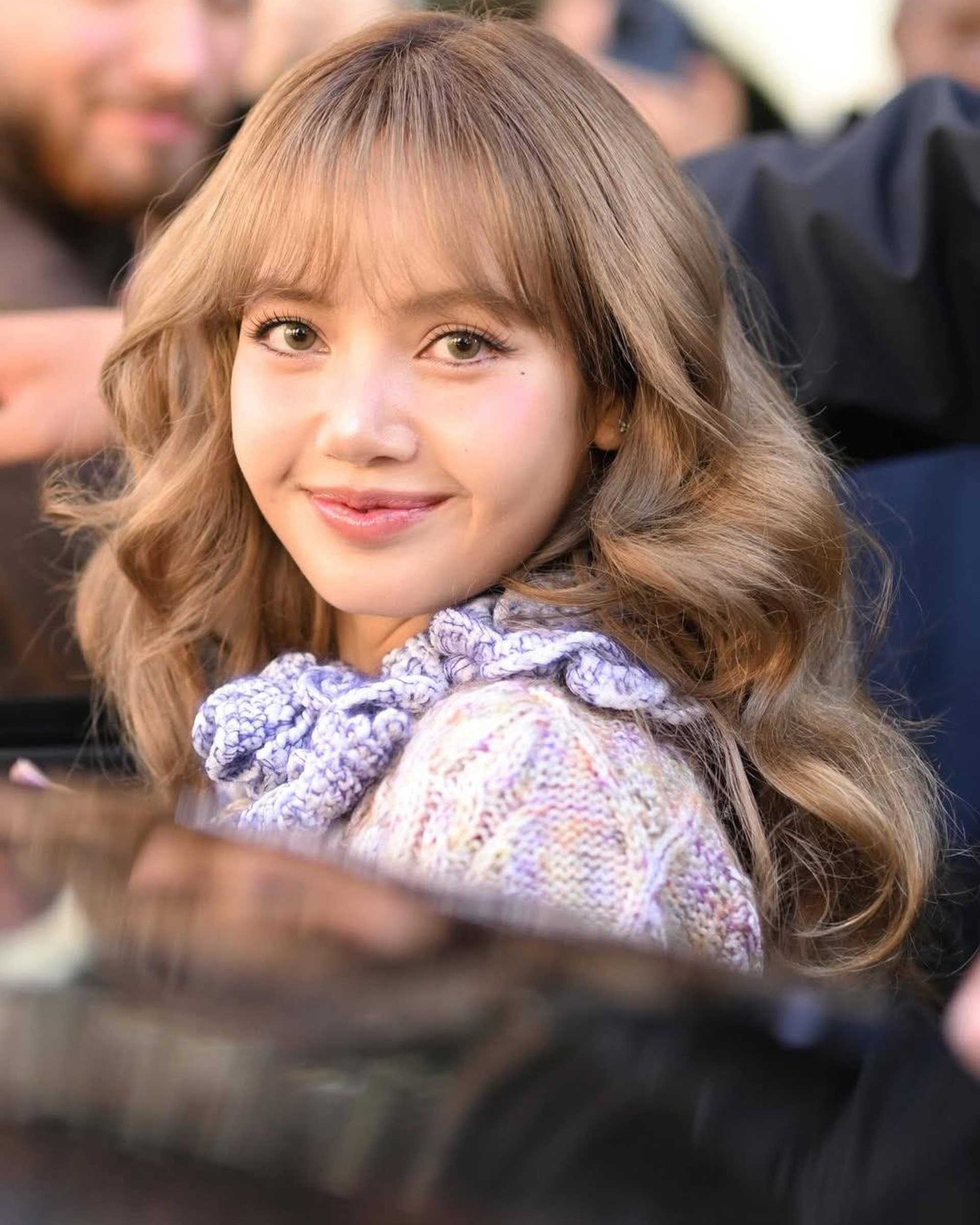 Lisa (Blackpink) xinh đẹp như búp bê sống ở Paris - 8 Lisa (Blackpink) xinh đẹp như búp bê sống ở Paris - 8