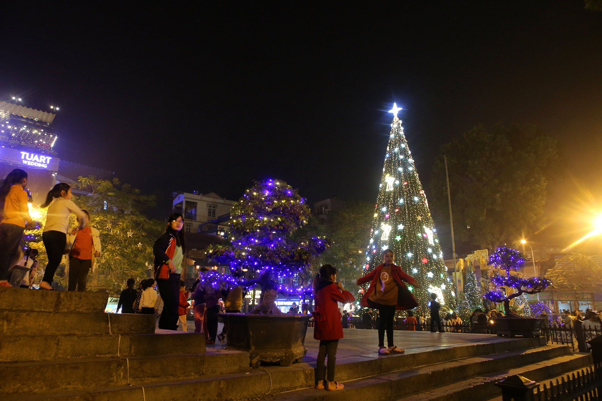 Các nhà thờ tại Hà Nội tỏa sáng lung linh chờ đón Noel 2019 - 11 Các nhà thờ tại Hà Nội tỏa sáng lung linh chờ đón Noel 2019 - 11