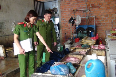 Quảng Nam: Phát hiện cơ sở chế biến mỡ, da lợn bẩn