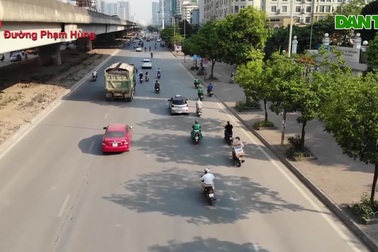 Xe quá khổ “đại náo” phố cấm ở Hà Nội