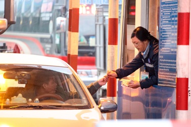 Tài xế trả tiền lẻ - chạy quay vòng, xe cẩu khủng được điều tới trạm BOT quốc lộ 5