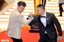 "Anh tài" Tự Long lịch lãm, đối đầu Xuân Bắc trên thảm đỏ VTV Awards