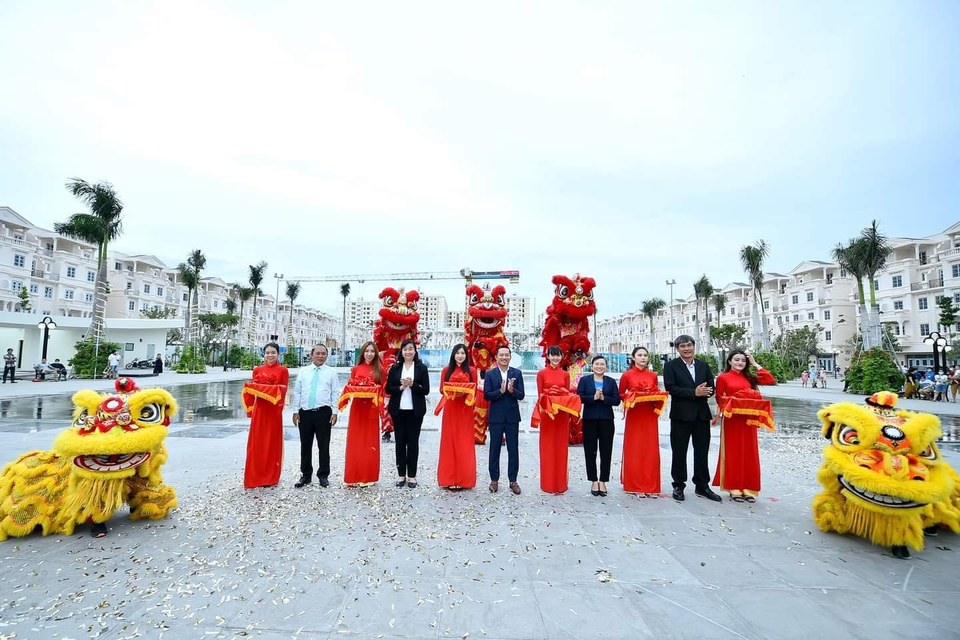 Chính thức ra mắt quảng trường nhạc nước Hòa Bình mới nhất tại TP. HCM - 2 Chính thức ra mắt quảng trường nhạc nước Hòa Bình mới nhất tại TP. HCM - 2
