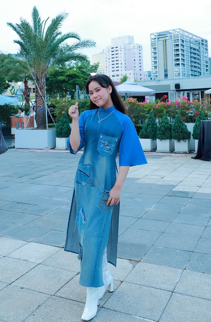Bella Vũ diện áo dài từ vải jeans tái chế của NTK Phương Hồ