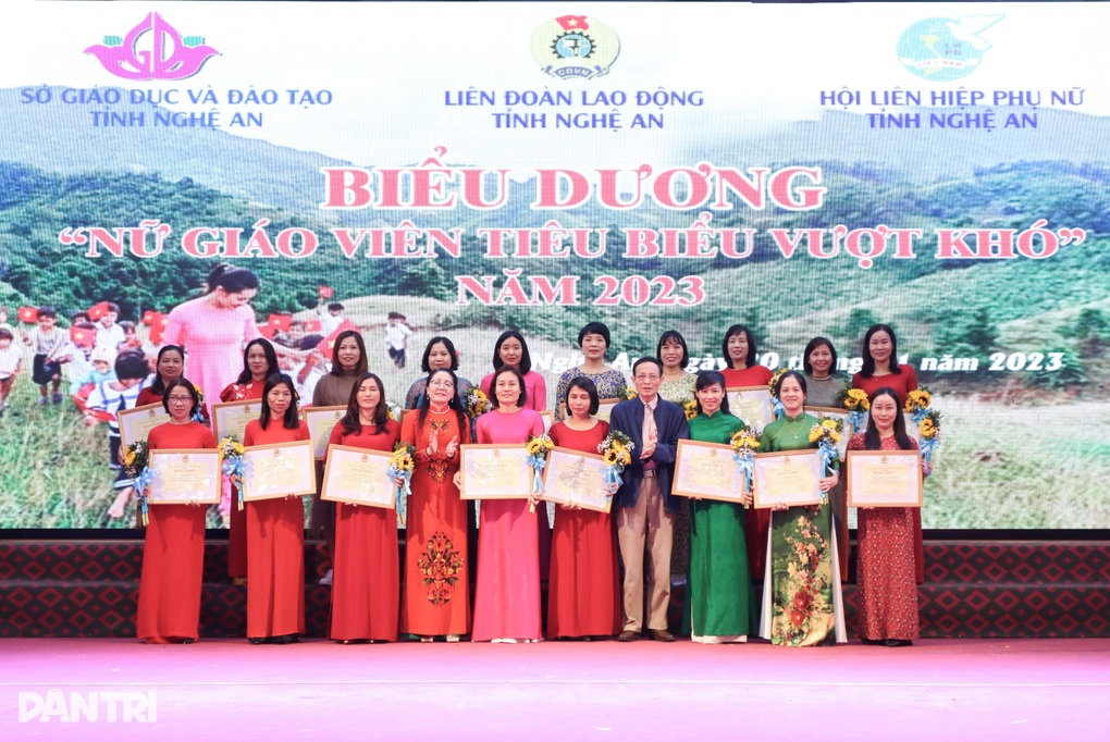 Tuyên dương những bông hoa trên đá - 3