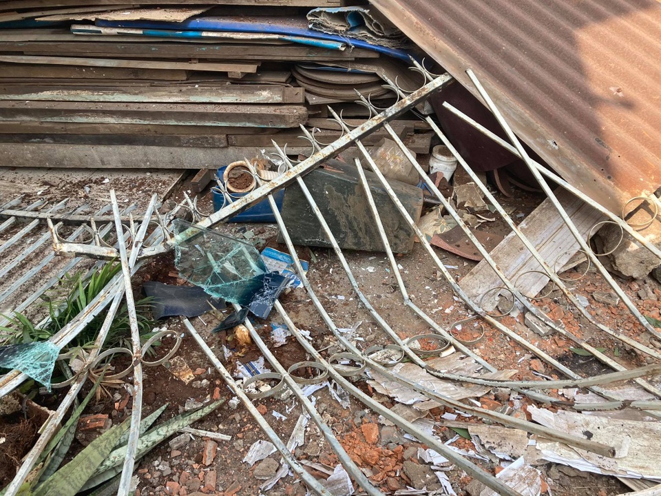 Xe tải cẩu tông sập 2 nhà dân - 8 Xe tải cẩu tông sập 2 nhà dân - 8