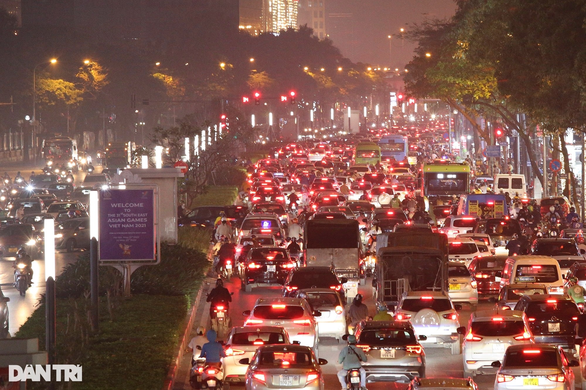Đường phố ùn tắc giờ cao điểm, bình thường cũ ở Hà Nội đã quay trở lại? - 12 Đường phố ùn tắc giờ cao điểm, bình thường cũ ở Hà Nội đã quay trở lại? - 12