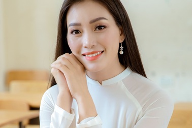 Huyền Trang Sao Mai gây xúc động với ca khúc tặng thầy cô giáo