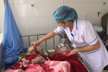 Xót xa hai cụ già xin sống những ngày cuối đời trong bệnh viện