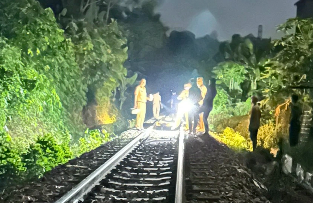 Tai nạn tàu hỏa trong đêm, thiếu nữ 14 tuổi tử vong - 1 Tai nạn tàu hỏa trong đêm, thiếu nữ 14 tuổi tử vong - 1