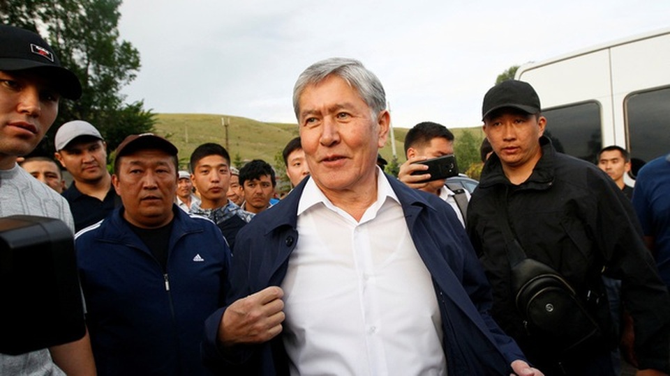 Người biểu tình Kyrgyzstan chiếm trụ sở chính quyền, đốt phá Nhà Trắng - 4 Người biểu tình Kyrgyzstan chiếm trụ sở chính quyền, đốt phá Nhà Trắng - 4