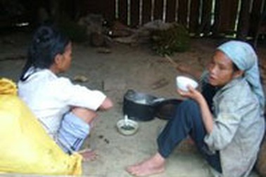 Gạo, hàng cứu trợ đã đến tay người Rục