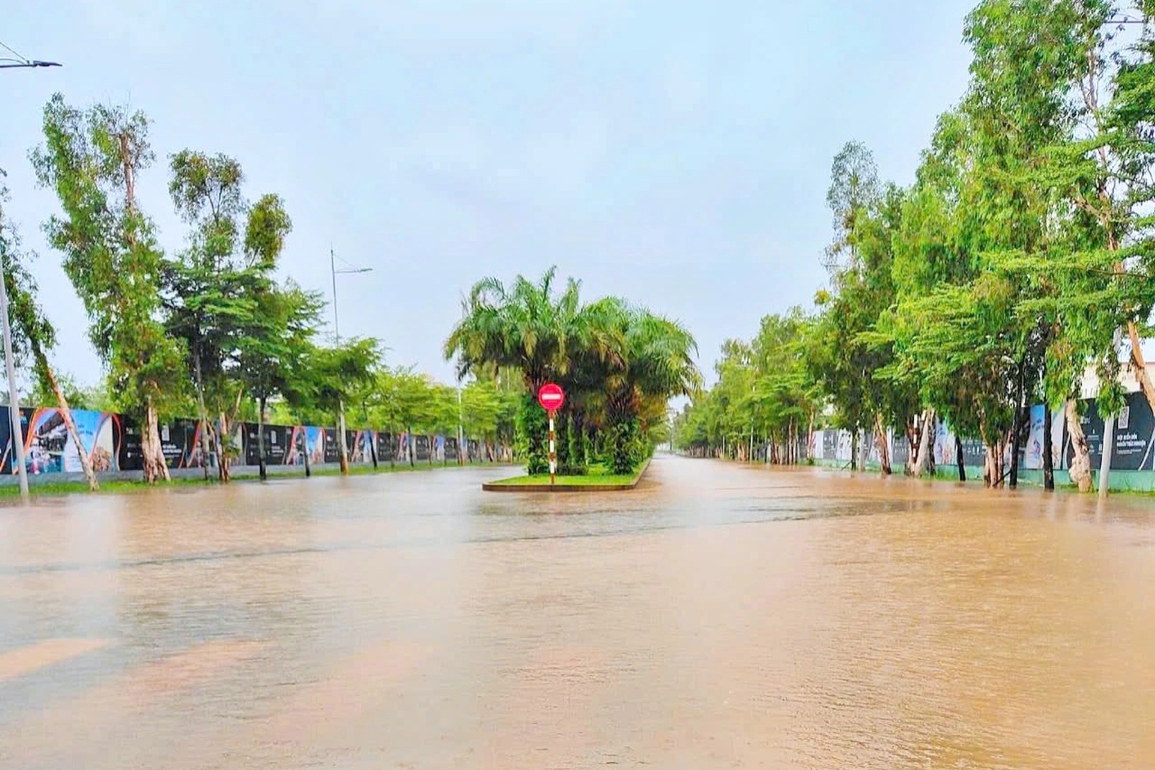 Zware regenval in Phu Quoc, water stroomde om middernacht de huizen van mensen binnen - 1 Mưa lớn ở Phú Quốc, nước tràn vào nhà dân lúc nửa đêm - 1