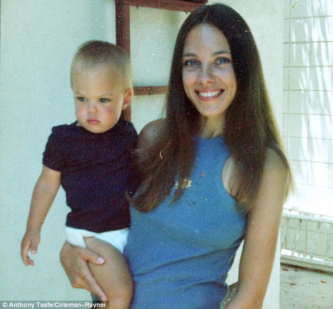 Admiring the extreme beauty of three generations of Angelina Jolie - 8