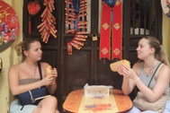 Xuýt xoa vì bánh mì Hà Nội quá ngon, khách Tây quay lại 5 lần, đợi cả tiếng