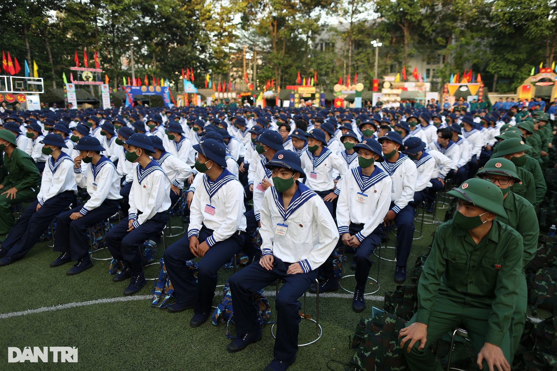 Người thân cầm bảng tìm con giữa hàng nghìn tân binh nhập ngũ ở TPHCM - 2 Người thân cầm bảng tìm con giữa hàng nghìn tân binh nhập ngũ ở TPHCM - 2