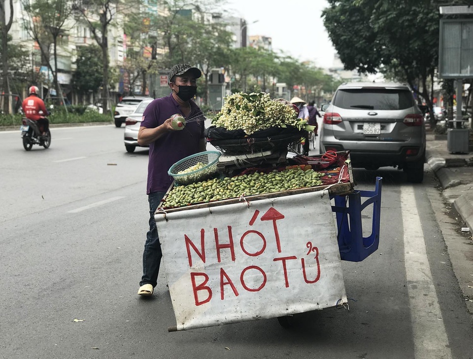Đẩy xe nhót xanh bán dọc đường, tiểu thương kiếm tiền triệu mỗi ngày - 1 Đẩy xe nhót xanh bán dọc đường, tiểu thương kiếm tiền triệu mỗi ngày - 1