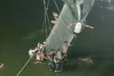 Hiện trường vụ sập cầu treo tại Ấn Độ khiến ít nhất 132 người chết