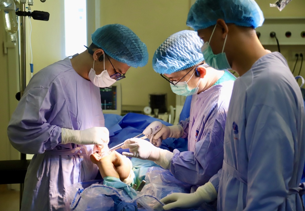 Sưng khớp gối phải, bé 6 tuổi phát hiện ung thư xương - 1 Sưng khớp gối phải, bé 6 tuổi phát hiện ung thư xương - 1