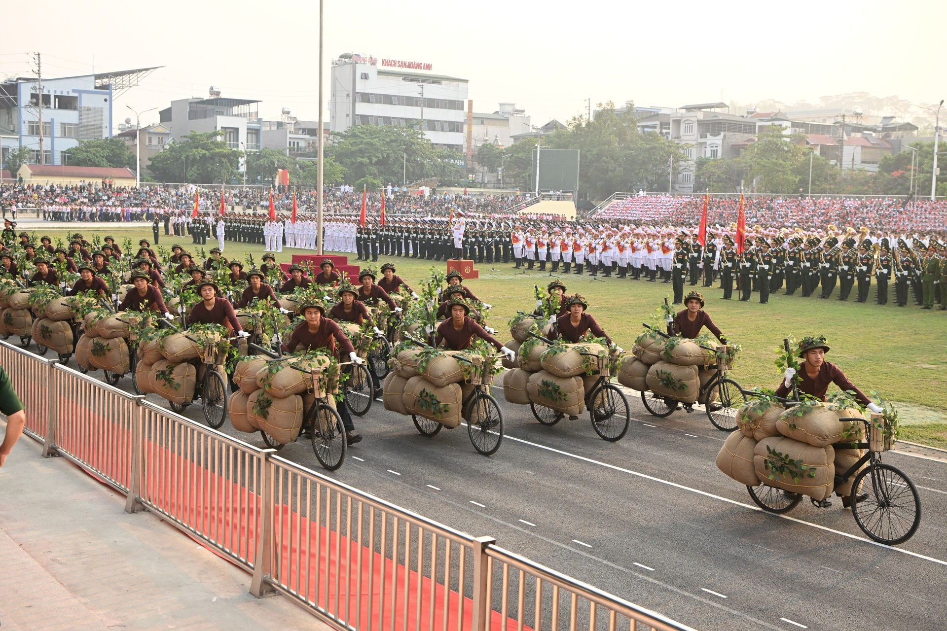 Người dân ngồi chật kín SVĐ Điện Biên xem hợp luyện diễu binh, diễu hành - 14 Người dân ngồi chật kín SVĐ Điện Biên xem hợp luyện diễu binh, diễu hành - 14