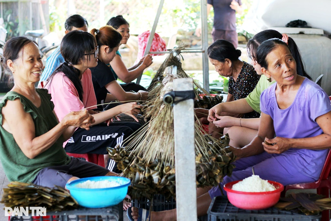 Làng bánh ú tro làm không kịp bán dịp Tết Đoan ngọ - 1 Làng bánh ú tro làm không kịp bán dịp Tết Đoan ngọ - 1