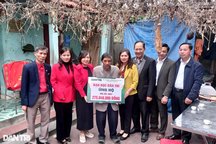 Bạn đọc Dân trí giúp đỡ người cha già nuôi con bệnh tật hơn 310 triệu đồng