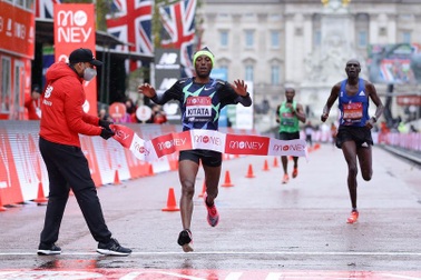 "Vua marathon" Eluid Kipchoge chấm dứt sự thống trị ở giải chạy tại Anh