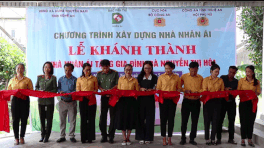 Người phụ nữ góa bụa, mất một tay bật khóc ngày khánh thành nhà Nhân ái