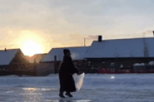 Lạnh âm 43,5º C tại Trung Quốc, nước nóng hắt lên đóng băng tức thì