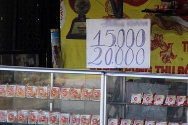 Bánh Trung thu ế cả tháng vẫn vô tư bày bán
