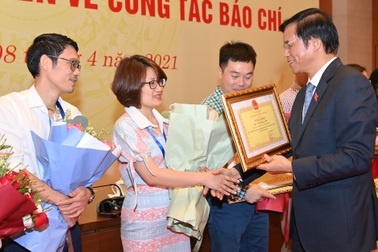 Phóng viên báo Điện tử Dân trí nhận bằng khen của Quốc hội