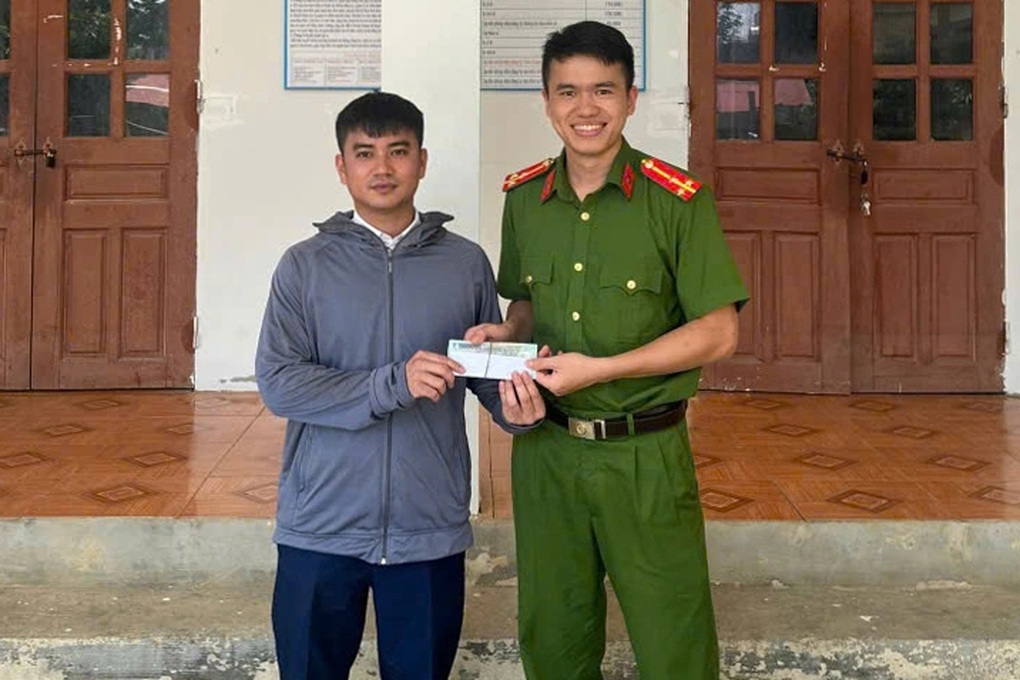 Nhân viên bưu điện làm rơi tiền, người dân nhặt được nộp công an - 1 Nhân viên bưu điện làm rơi tiền, người dân nhặt được nộp công an