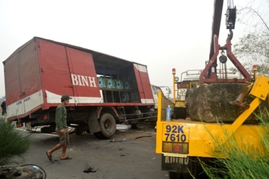 Lật xe chở bia, dân giúp tài xế dọn hiện trường
