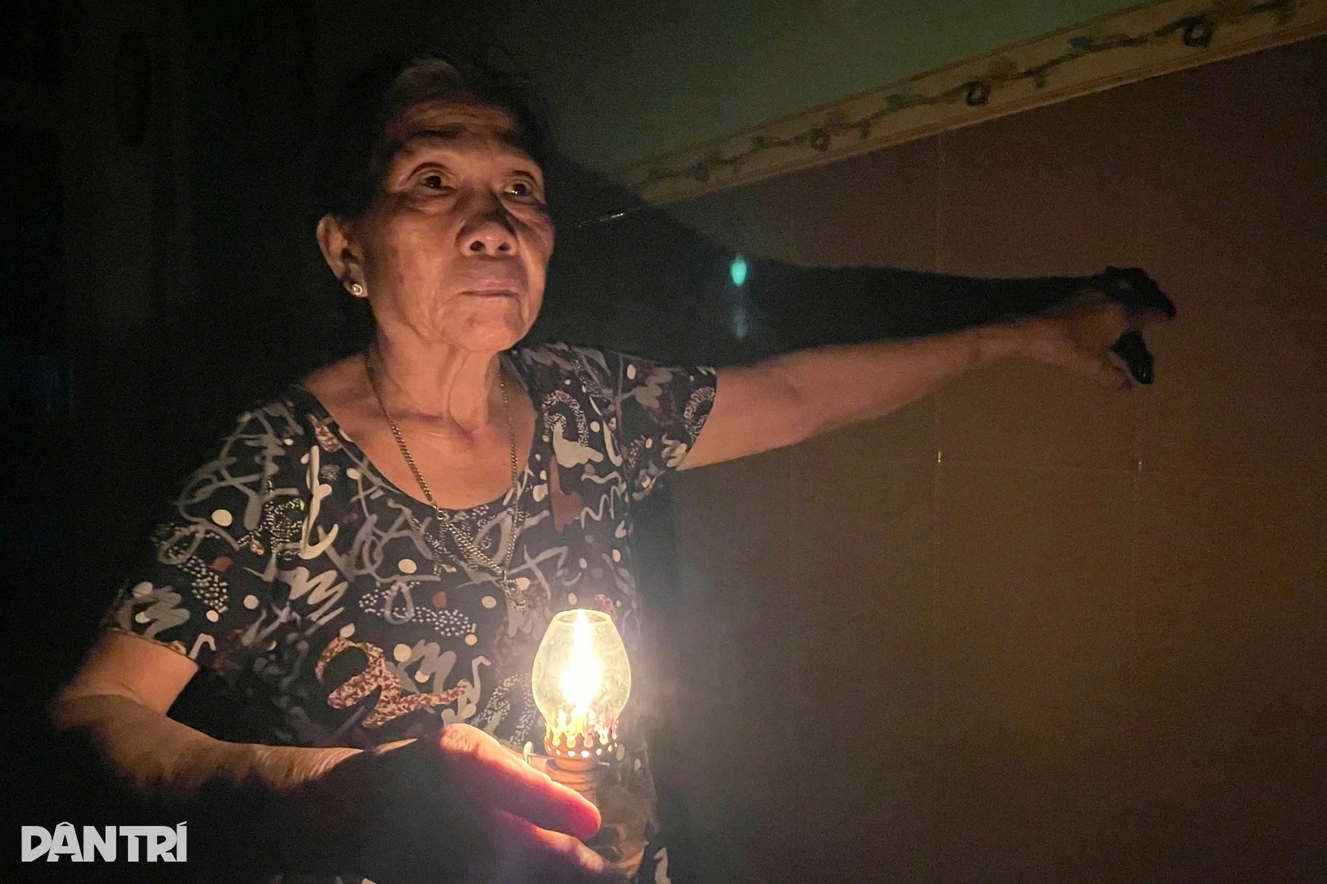 Nhiều nơi chìm trong bóng đêm, những gương mặt thất thần bên ánh đèn le lói - 7 Nhiều nơi chìm trong bóng đêm, những gương mặt thất thần bên ánh đèn le lói - 7